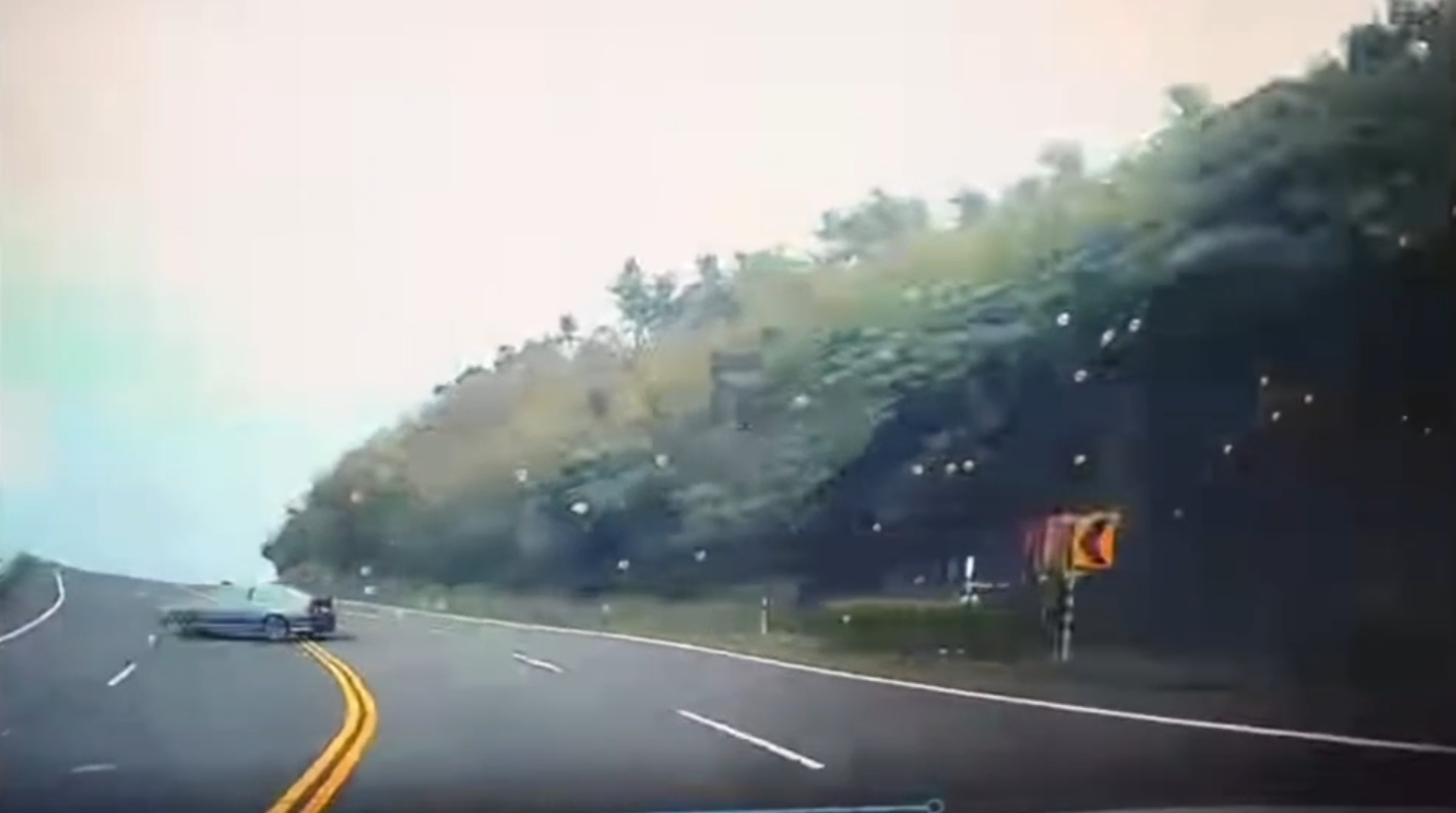 連續轉彎失速「重心飄移急轉撞護欄」網友: 彎得過是拓海 彎不過是填海